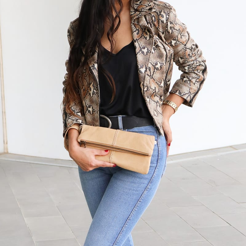 Cadelle Leather, Luna Clutch Camel, lifestyle shot 2