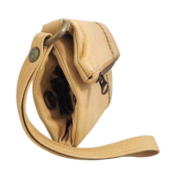 Cadelle Leather, Luna Soft Clutch Camel, product shoot 2