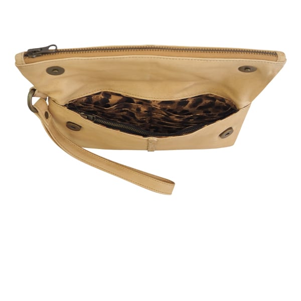 Cadelle Leather, Luna Soft Clutch Camel, product shoot 4